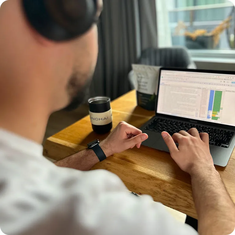 BrainCoffee до лаптоп в началото на работния ден